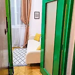 Downtown National Theatre, Square Apartamento