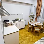 Downtown National Theatre, Square Apartamento *