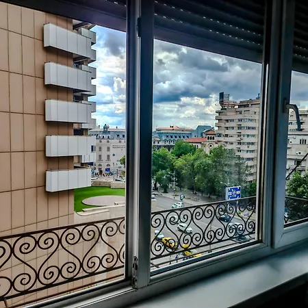Apartment Downtown National Theatre, Square *