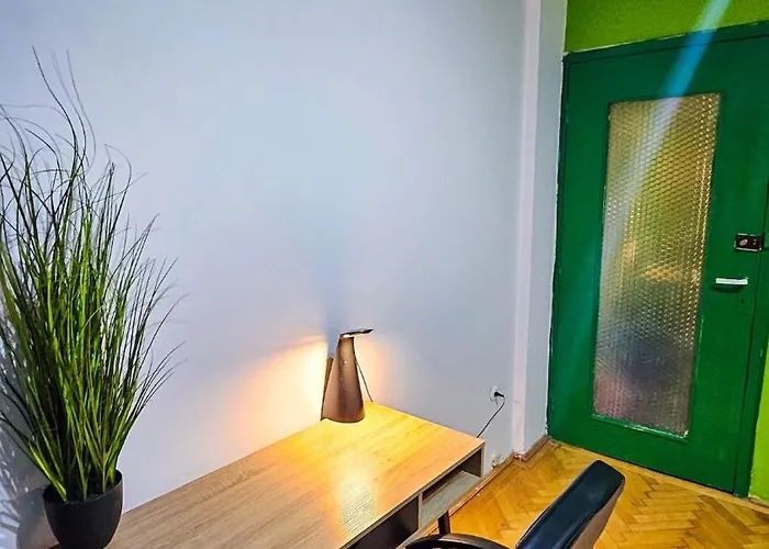 Downtown National Theatre, Square Apartment