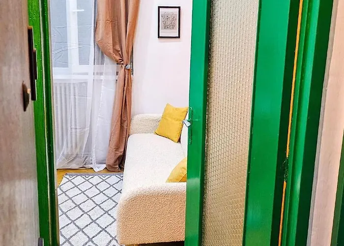 Downtown National Theatre, Square Apartment