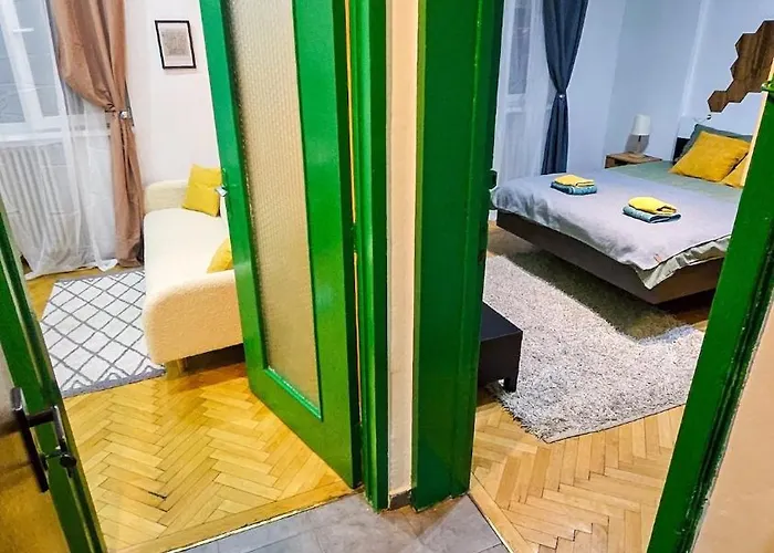 Apartment Downtown National Theatre, Square *