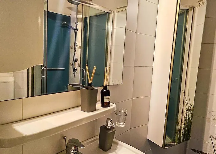 Downtown National Theatre, Square Apartament *