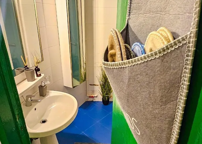 Apartment Downtown National Theatre, Square