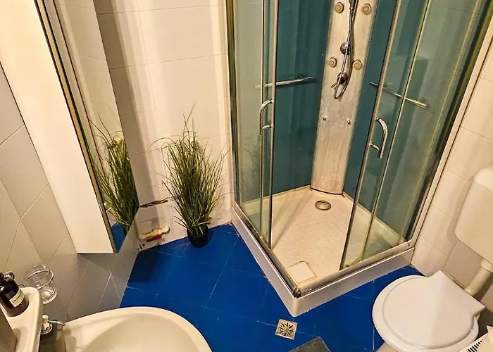 Downtown National Theatre, Square アパート