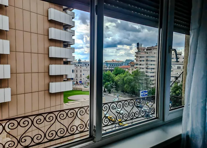 Apartment Downtown National Theatre, Square *