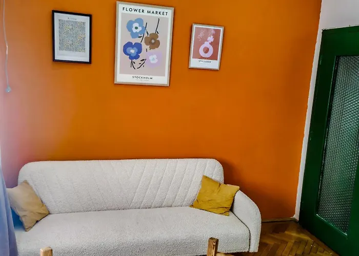 Downtown National Theatre, Square Apartment *