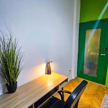 Downtown National Theatre, Square Apartment