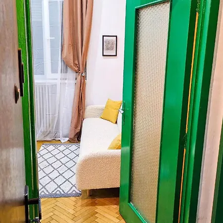 Downtown National Theatre, Square Apartment