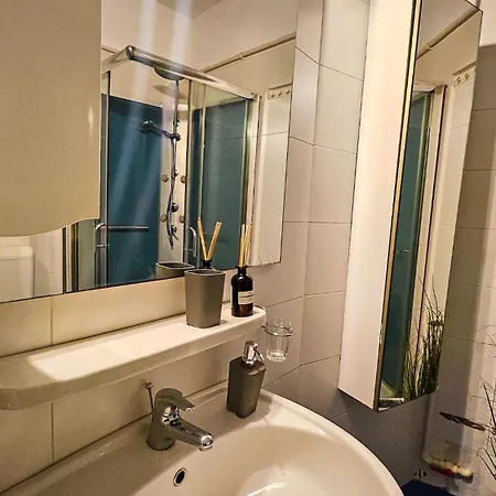 Downtown National Theatre, Square Apartment *