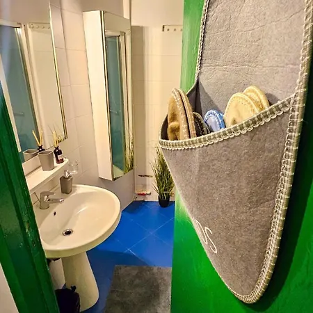 Apartment Downtown National Theatre, Square