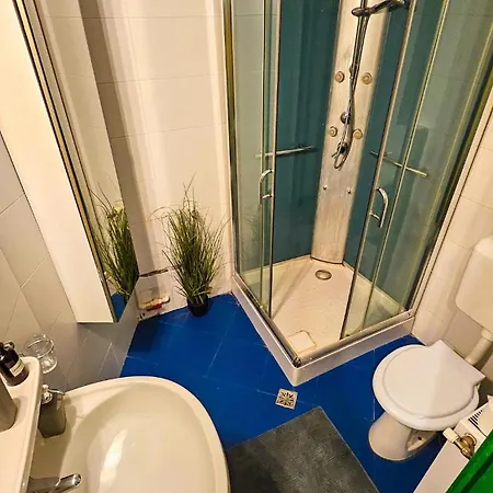 Downtown National Theatre, Square Apartment