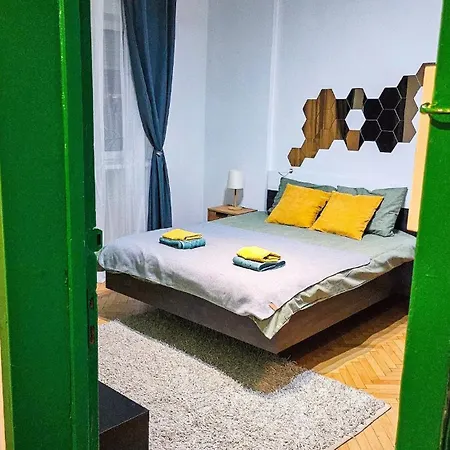 Downtown National Theatre, Square Apartment Bukarest