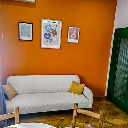 Downtown National Theatre, Square Appartement *