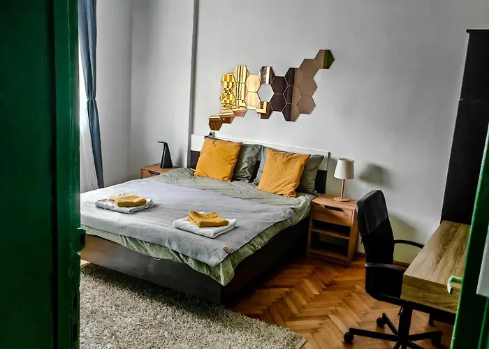 Downtown National Theatre, Square *